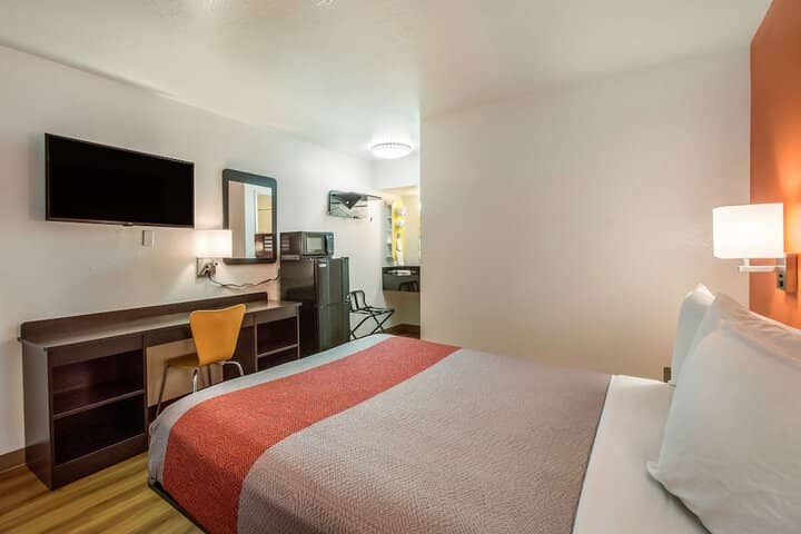 Room 10 of 33