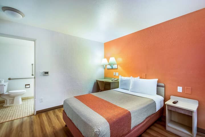 Room 6 of 33