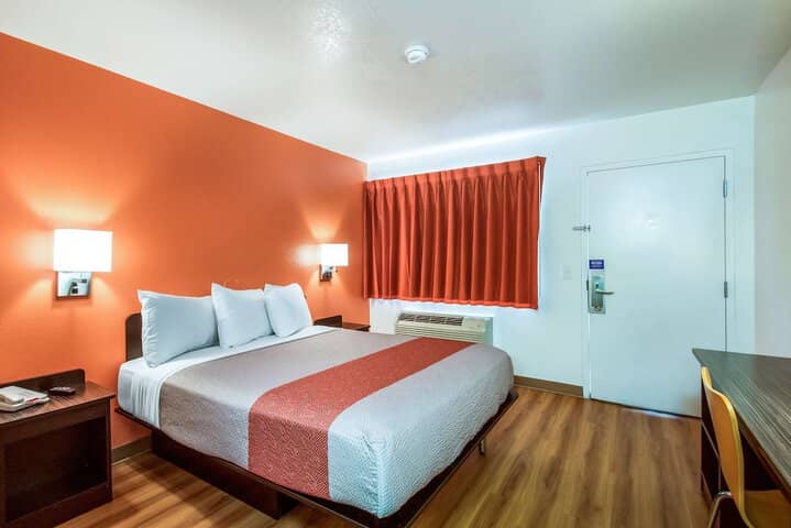 Room 9 of 33