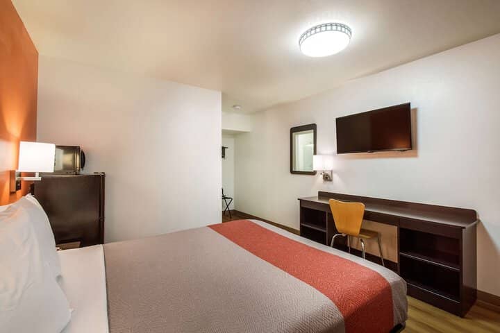 Room 13 of 33