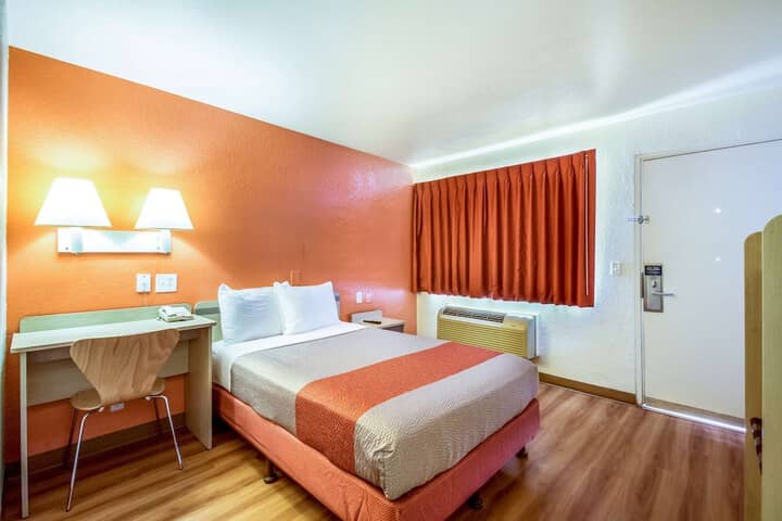 Room 4 of 33