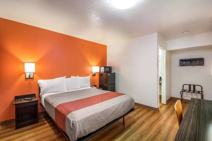 Room 14 of 33
