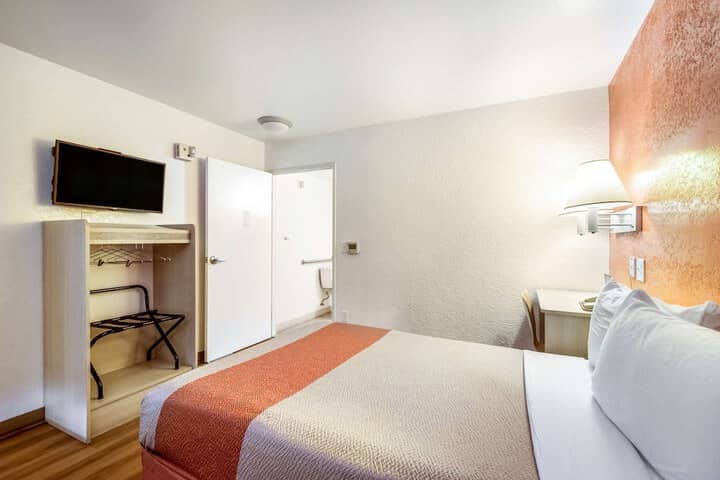 Room 5 of 33